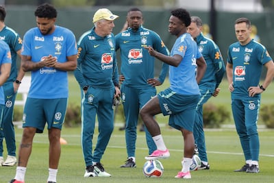 El seleccionador de Brasil, Carlo Ancelotti, conversa con Vinícius Júnior durante el entrenamiento en el centro deportivo Columbia Park, en Morristown, New Jersey.