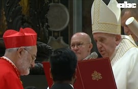 El paraguayo nacionalizado Cristóbal López recibió hoy su birreta púrpura cardenalicia en un consistorio en el Vaticano.