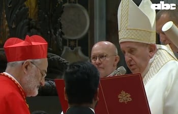 El paraguayo nacionalizado Cristóbal López recibió hoy su birreta púrpura cardenalicia en un consistorio en el Vaticano.