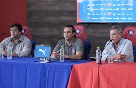 El argentino Juan Cruz Anselmi (centro), en su etapa de Coordinador de las Divisiones Formativas de Cerro Porteño.