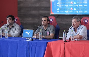 El argentino Juan Cruz Anselmi (centro), en su etapa de Coordinador de las Divisiones Formativas de Cerro Porteño.