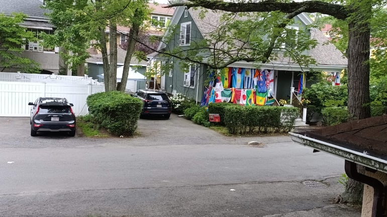 Una casa residencial de Cape Cod, en Boston, decorada con banderas de los países participantes de la Copa del Mundo.