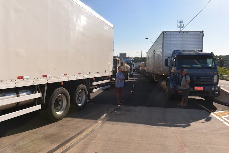 Filas de camiones esperando cruzar el Puente de la Integración.