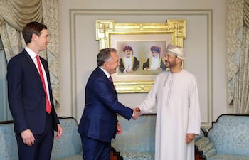 Los enviados especiales de Estados Unidos para las conversaciones con Irán, Steve Witkoff (c) y Jared Kushner, junto al ministro de Exteriores de Omán, Badr bin Hamad al-Busaidi, en Muscat.