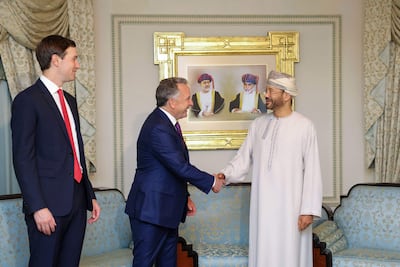 Los enviados especiales de Estados Unidos para las conversaciones con Irán, Steve Witkoff (c) y Jared Kushner, junto al ministro de Exteriores de Omán, Badr bin Hamad al-Busaidi, en Muscat.