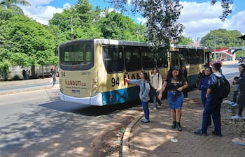 Estudiantes de la Universidad Nacional de Asunción (UNA) piden readecuación de la seguridad vial de la ruta Mcal. Estigarriba.