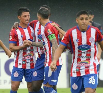 Festejo del gol marcado por Darío Ferreira (izquierda) mediante un gran remate desde fuera del área, en la victoria de Pastoreo FC sobre River Plate por 2-0, en la capital del Alto Paraná.
