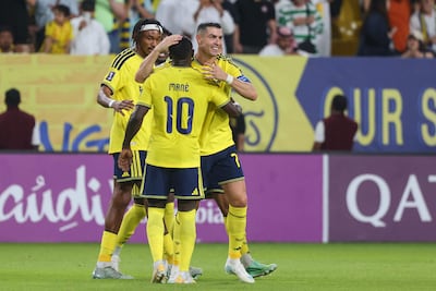 El delantero portugués del Al-Nassr, Cristiano Ronaldo, celebra con el delantero senegalés del mismo equipo, Sadio Mané, tras anotar el segundo gol de su equipo durante el partido de fútbol de la fase de grupos de la Liga de Campeones de la AFC entre el Al-Nassr y el Neftchi Fergana.