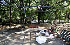 La plaza Celsa Speratti del barrio Mburicaó está en ruinas y es refugio de adictos, denuncian vecinos. El sitio había sido utilizado por el exintendente Óscar "Nenecho" Rodríguez (ANR-HC) durante su campaña electoral a la intendencia en 2021.