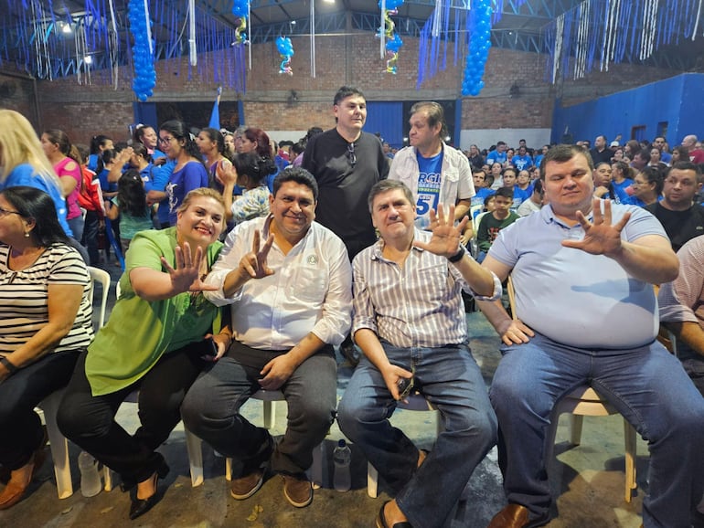 Foto de Blas Llano con Carolina Aranda, Marcelo Salinas, Dionisio Amarilla en un acto de apoyo a Sergio Estigarribia. Foto: facebook blas llano.