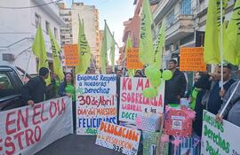 Integrantes de la Organización de Trabajadores de la Educación del Paraguay-Sindicato Nacional (OTEP-SN).