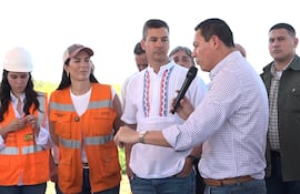 Santiago Peña, Claudia Centurion y otras autoridades en el inicio de las obras en la Avda Sudamericana de Luque.