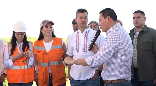 Santiago Peña, Claudia Centurion y otras autoridades en el inicio de las obras en la Avda Sudamericana de Luque.