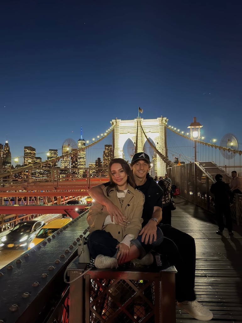 Los tortolitos Matías Galarza y Jessica Marecos en el Puente de Brooklyn. (Instagram/Jessica Marecos)