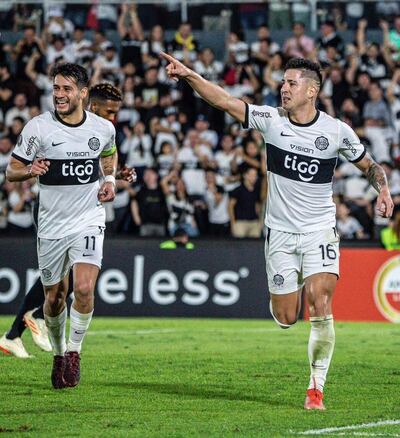 Guillermo Miguel Paiva (25 años) festeja un gol en compañía de Iván Arturo “Tito” Torres (32).