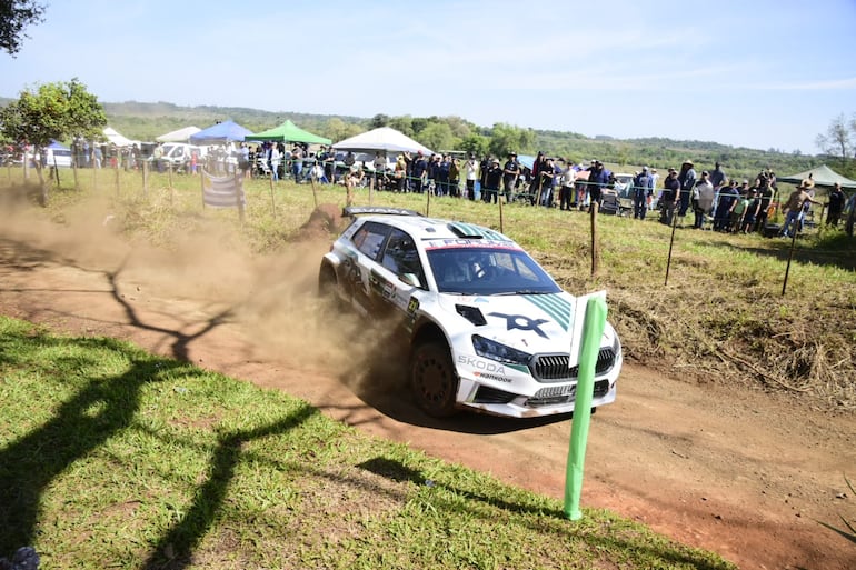 Los pilotos y equipos del Rally del Paraguay 2026 en las pruebas libes oficiales en un tramo de 5,6 kilómetros en la ciudad de Carmen del Paraná, Departamento de Itapúa, Paraguay.