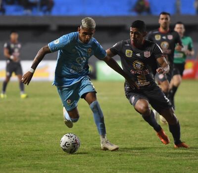 El goleador, Jonathan Herrera intenta avanzar con el esférico ante la marca del zaguero "rayadito", Guido Verdún. (Foto: APF)