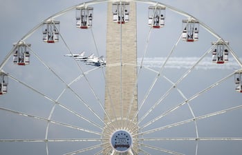 Los Thunderbirds vuelan cerca del Monumento de Washington y el Great American State Fair en el marco de las celebraciones del 4 de julio.