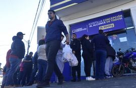 Fila de personas para comprar carne más barata en un frigorífico del mercado 4.