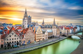 Paisaje urbano del casco antiguo de Gante, Bélgica.