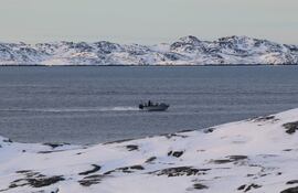 Una lancha navegando en Nuuk (Groenlandia).