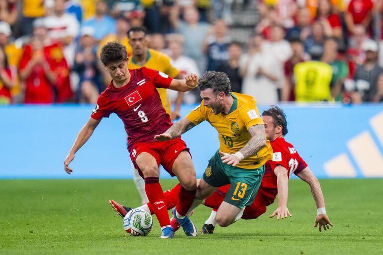 Arda Güler de Turquía disputa el balón con Aiden O'Neill de Australia en el segundo tiempo durante el partido de la fase de grupos del Mundial de la FIFA 2026 entre Australia y Turquía, en Vancouver, Canadá.