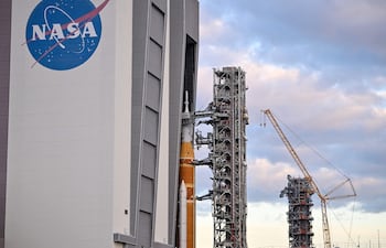 El cohete del Sistema de Lanzamiento Espacial Artemis II de la NASA y la nave espacial Orion son trasladados desde el Edificio de Ensamblaje de Vehículos hasta la Plataforma de Lanzamiento 39B, en el Centro Espacial Kennedy, en Florida, el 17 de enero de 2026, de cara a la misión lunar tripulada.