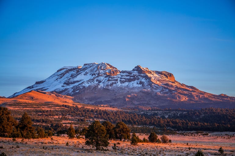 El Iztaccíhuatl, o Mujer Dormida, es un volcán inactivo ubicado en el centro de México y es la tercera montaña más alta del país, después del Pico de Orizaba y el Popocatépetl.