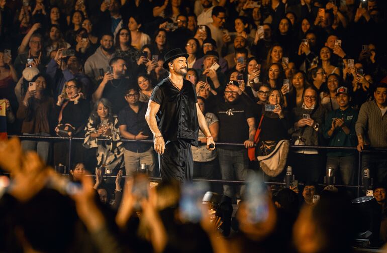 El cantautor guatemalteco Ricardo Arjona durante uno de los show de la gira Lo Que El Seco No Dijo.