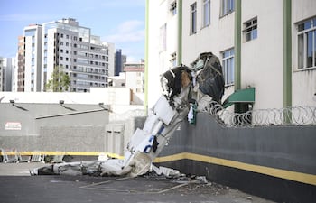 Fotografía que muestra una avioneta tras estrellarse contra un edificio residencial y dejar dos personas fallecidas y otras tres heridas de gravedad este lunes, en Belo Horizonte (Brasil). EFE/ João Guilherme