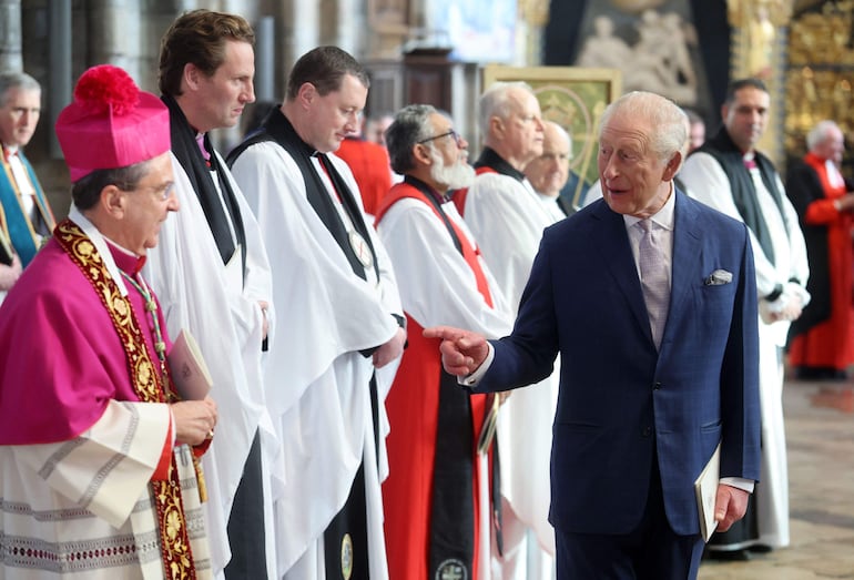 El rey Carlos III saludando a los sacerdotes a su llegada para participar del servicio de Adviento en la Abadía de Westminster. (Chris Jackson / POOL / AFP)
