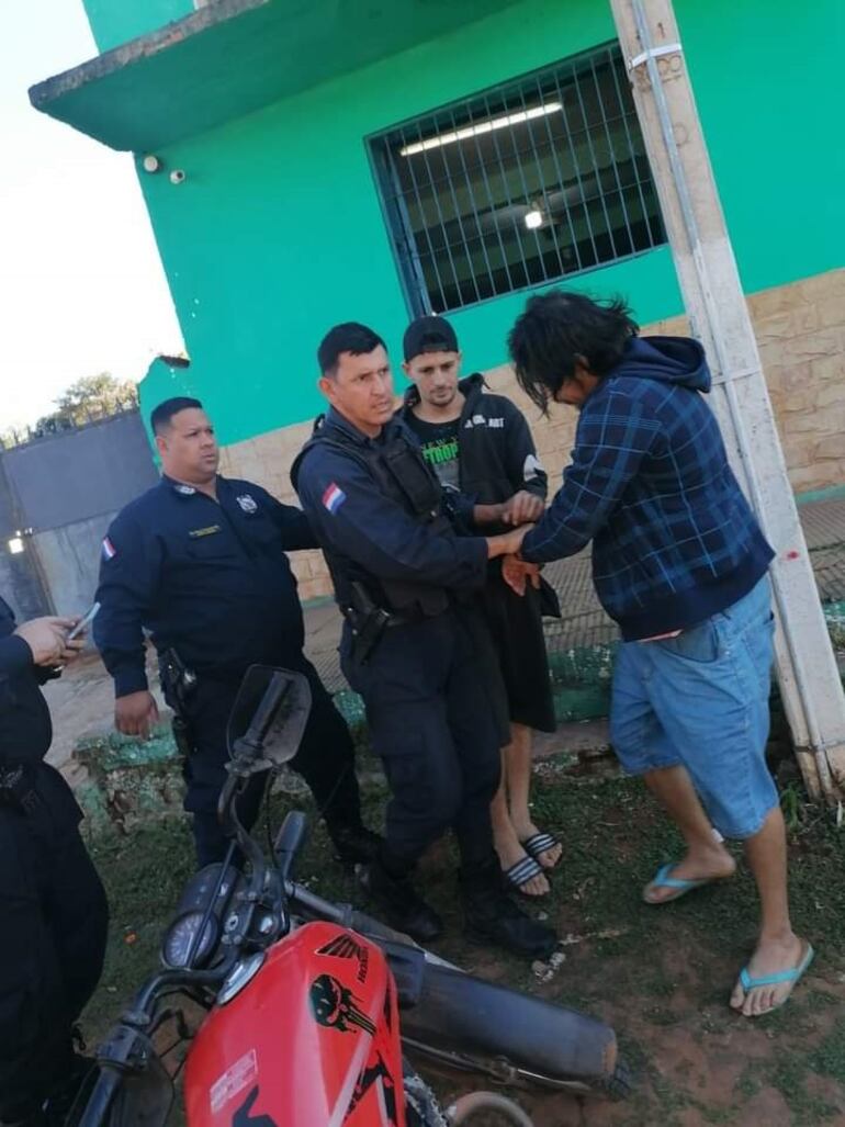 Momento en que uno de los supuestos atracadores de tragamonedas, fue detenido por efectivos policiales.