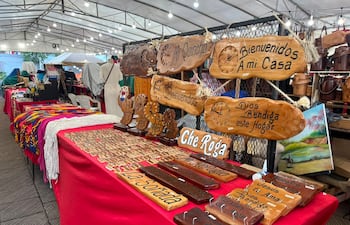 Feria en el centro de la capital por el Día del Folklore.