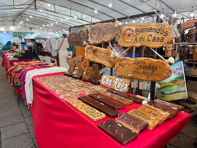 Feria en el centro de la capital por el Día del Folklore.