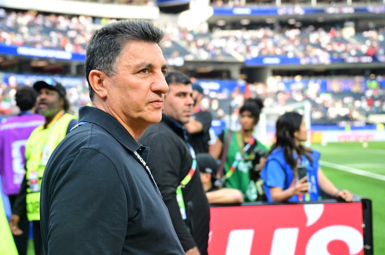 El director técnico de Irán, Amir Ghalenoei, observa mientras camina por la cancha antes del partido de fútbol del Grupo G de la Copa del Mundo 2026 entre Irán y Nueva Zelanda en el Los Angeles Stadium en Inglewood.