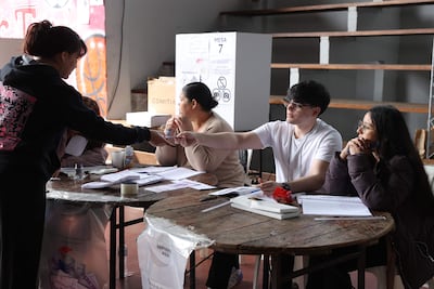 Una mujer llega a una mesa de votación este domingo, durante las elecciones municipales en Asunción (Paraguay).