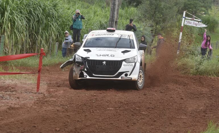Arturo Ortiz y Víctor Aguilera, al mando del Peugeot 208 Rally4, durante las pruebas libres oficiales en Yataity Corá.
