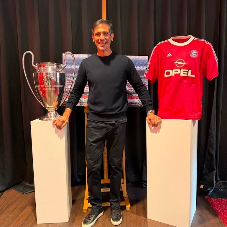 El histórico delantero paraguayo, Roque Santa Cruz posa con el trofeo de la UEFA Champions League conquistada por el Bayern Múnich en la temporada 2000/01.