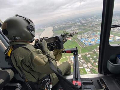 Fotografía cedida por las Fuerzas Armadas de Ecuador de militares sobrevolando la Penitenciaria del Litoral, tras un amotinamiento en el centro carcelario, en Guayaquil (Ecuador). Familiares del narcotraficante ecuatoriano 'Fito' Macías, deportados desde Argentina.