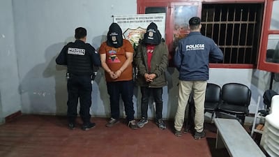 Los detenidos Diego Alberto Valdez Morales, (34 )conductor del vehículo, y Fabio Luis Gavilán,(51). Ambos fueron puestos a disposición del Ministerio Público y permanecen recluidos en la sede del Departamento de Seguridad Ciudadana de Ñeembucú.
