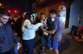 Personas en situación de calle asistidas por los jóvenes de "Noches Solidarias" que recorren con donaciones las calles de Asunción y Gran Asunción por las noches frías.