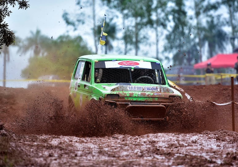 Competencia off-road en el Club Cateura 4x4 en Ybycuí.
