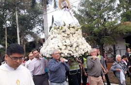 Una multitud acompañó la procesión de la Virgen del Pilar por las principales arterias de la ciudad.
