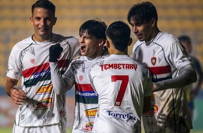El vallepuqueño Duván Zárate festeja su gol, en compañía del "Poni", Juan Francisco Esteche (7), Rodrigo Vera y Matías Silvero.