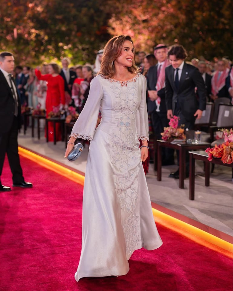 Elegante y sobrio, el maxivestido que lució la reina Rania de Jordania el pasado 25 de mayo. (Instagram/Queen Rania)