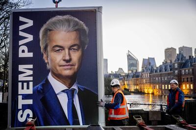 Obreros retiran un cartel del líder ultraderechista neerlandés Geert Wilders en La Haya, Países Bajos, este jueves.
