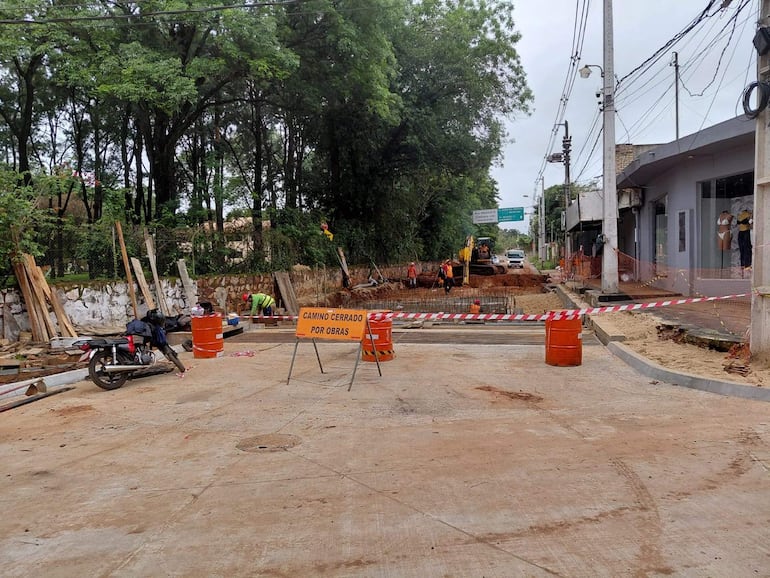 Obras en la Avda. Avelino Martínez avanzan pese a las lluvias e inestabilidad climática