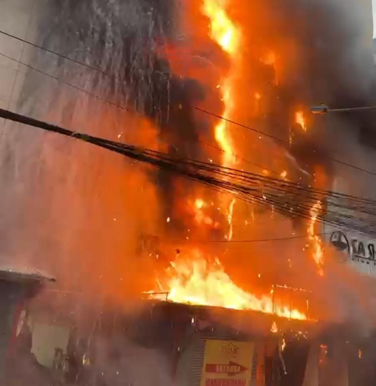 Incendio de grandes proporciones en la zona céntrica de Ciudad del Este