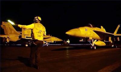 Aviones de combate estadounidenses a punto de despegar de un portaaviones.