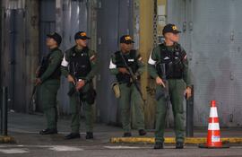 Militares custodian las inmediaciones del Palacio Presidencial de Miraflores tras varias detonaciones y explosiones.